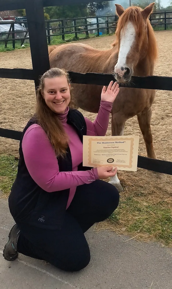 Kateřina Dopitová s koněm a certifikátem Masterson Method